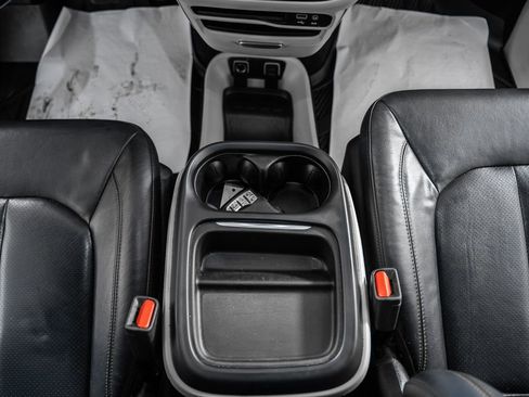 Used 2018 Chrysler Pacifica Touring-L image 27