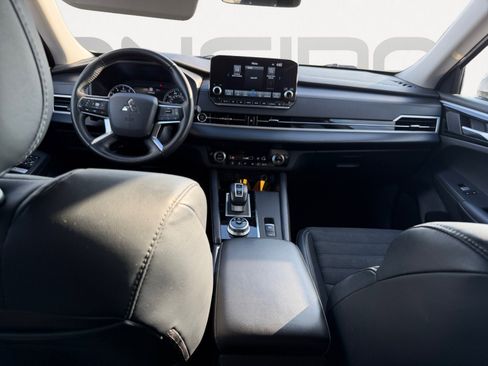 Used 2024 Mitsubishi Outlander SE image 3