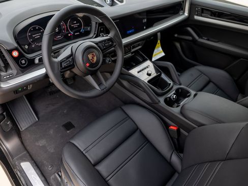 Certified 2025 Porsche Cayenne Coupe image 4