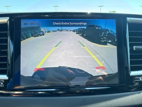 Used 2025 Chrysler Pacifica Select FWD image 9