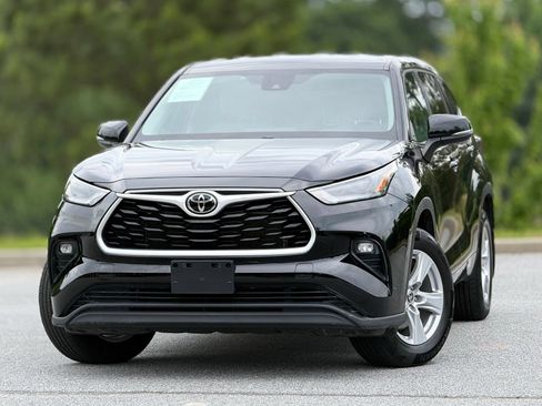 Used 2022 Toyota Highlander LE AWD/4WD image 2