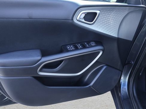 Used 2025 Kia Soul LX w/ LX Technology Package FWD image 9