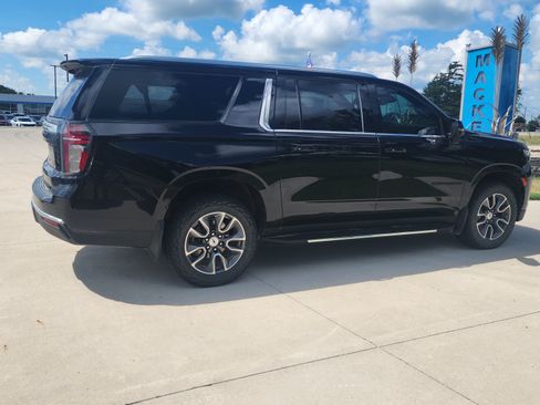 Used 2023 Chevrolet Suburban LT w/ LT Signature Package AWD/4WD image 4