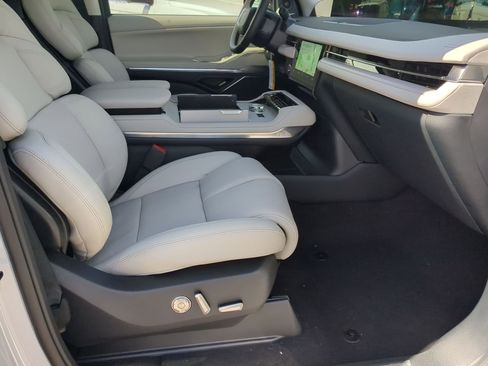 New 2026 Lincoln Navigator Premier AWD/4WD image 24