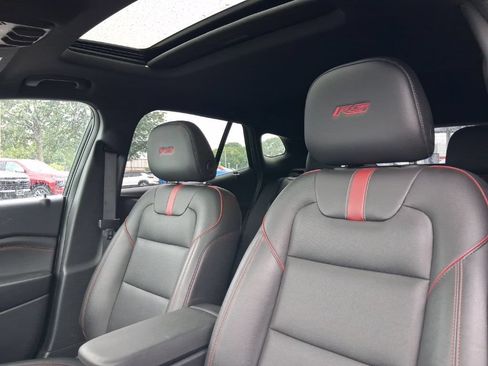 Used 2025 Chevrolet Trax RS w/ Sunroof Package FWD image 12