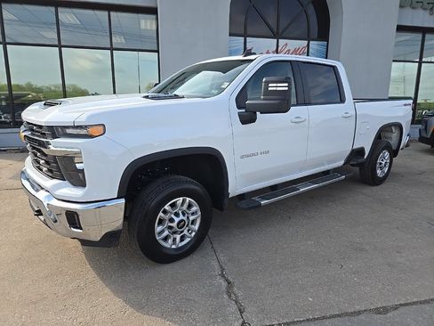 Used 2025 Chevrolet Silverado 2500 LT w/ Convenience Package AWD/4WD image 4