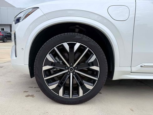 Certified 2025 Volvo XC90 T8 Plus w/ Protection Package Premier AWD/4WD image 9
