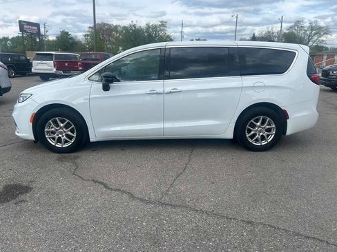 Used 2025 Chrysler Pacifica Select FWD image 8