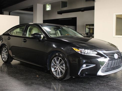 Used 2016 Lexus ES 300h w/ Luxury Package w/Wood Trim FWD image 39
