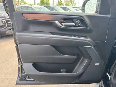 Used 2025 GMC Yukon XL Denali AWD/4WD image 10