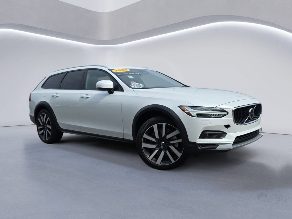 Certified 2025 Volvo V90 B6 Cross Country Ultra AWD/4WD image 2