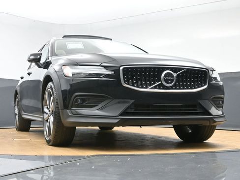 Used 2025 Volvo V60 B5 Cross Country Plus AWD/4WD image 51