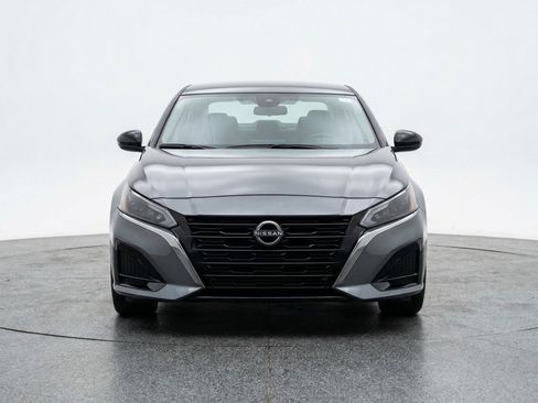 Used 2025 Nissan Altima 2.5 SV FWD image 2