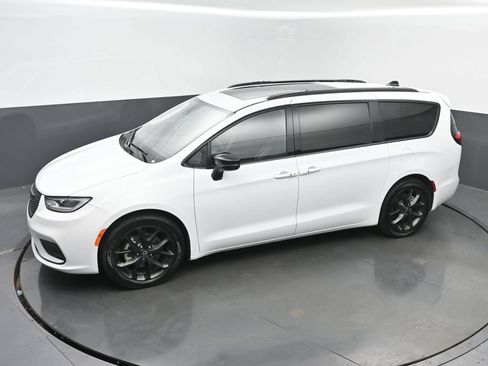 Used 2025 Chrysler Pacifica Limited FWD image 48