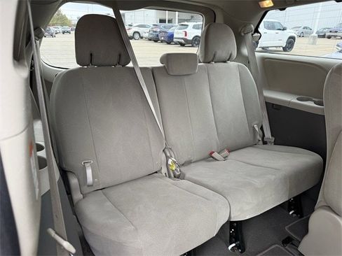 Used 2020 Toyota Sienna L image 29