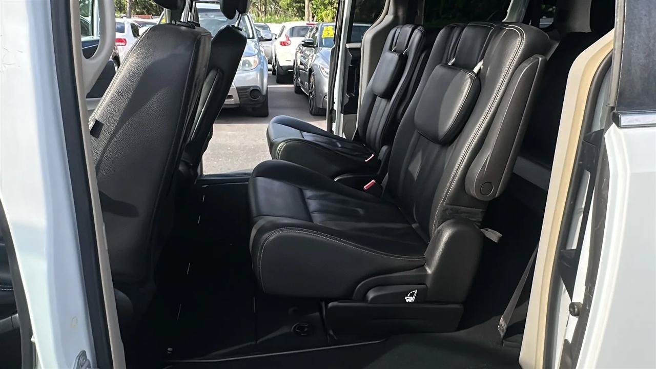 Used 2016 Chrysler Town & Country Touring FWD image 23