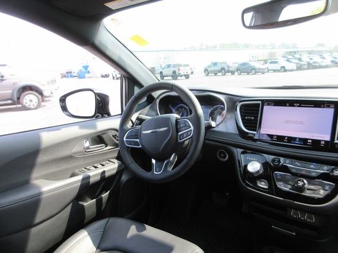 Used 2025 Chrysler Pacifica Select w/ Fav Edition Package FWD image 24