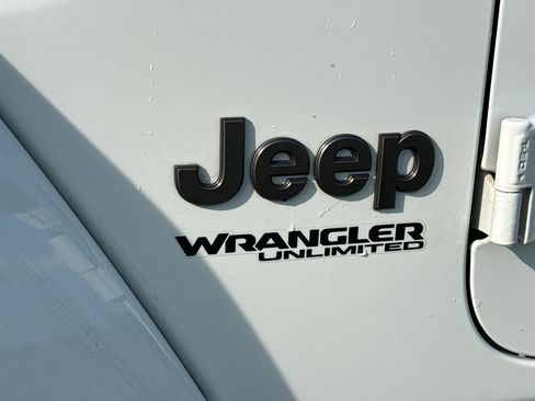 Used 2018 Jeep Wrangler Unlimited Sahara w/ Quick Order Package 24M Moab AWD/4WD image 9