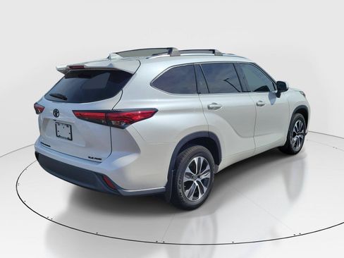Used 2021 Toyota Highlander XLE AWD/4WD image 4