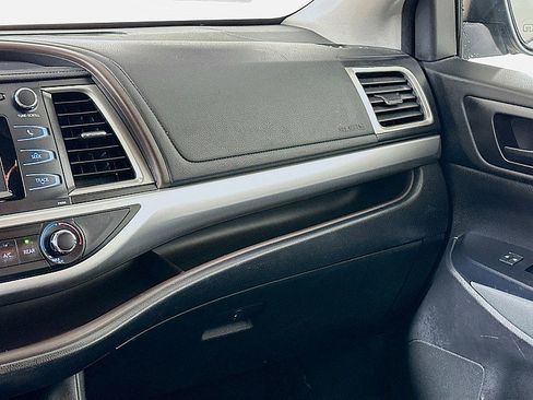 Used 2018 Toyota Highlander LE image 31