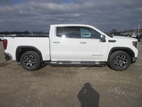 New 2026 GMC Sierra 1500 SLT image 3