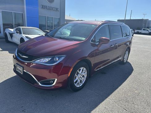 Used 2020 Chrysler Pacifica Touring-L FWD image 1
