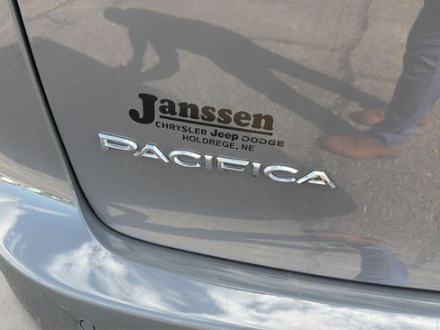Used 2025 Chrysler Pacifica Select FWD image 43