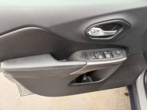 Used 2019 Jeep Cherokee Latitude Plus w/ Cold Weather Group AWD/4WD image 18