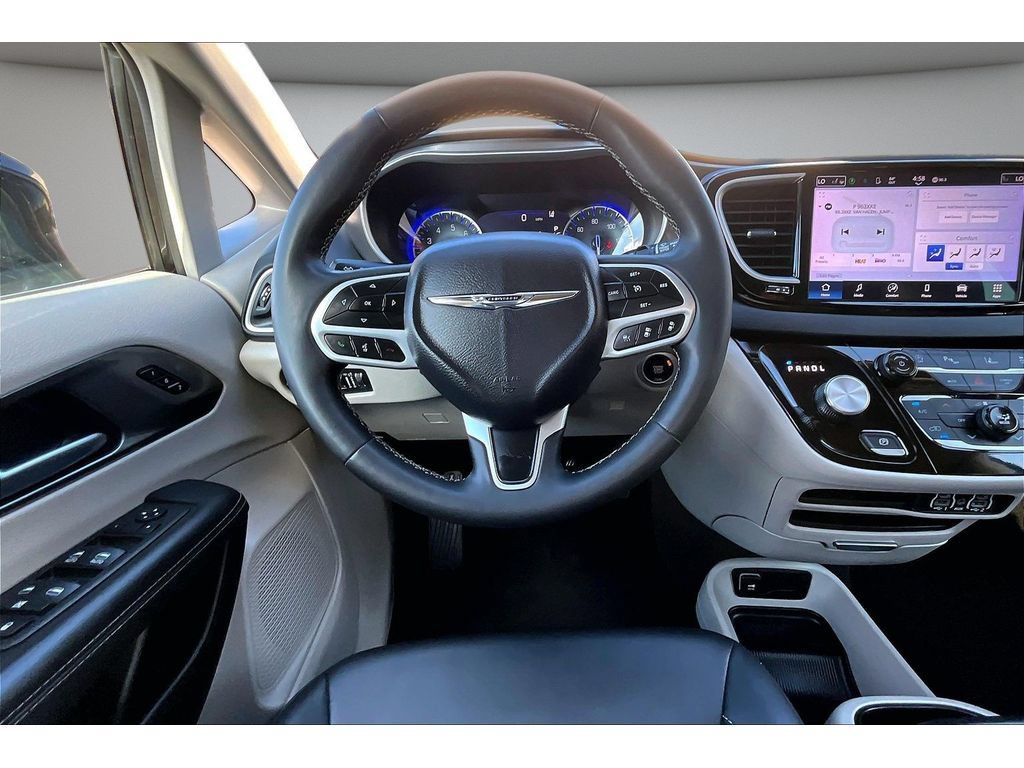 Used 2024 Chrysler Pacifica Touring-L FWD image 8