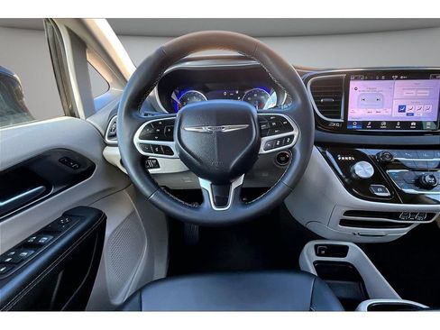 Used 2024 Chrysler Pacifica Touring-L FWD image 8