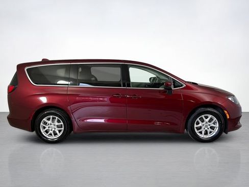 Used 2017 Chrysler Pacifica Touring FWD image 2