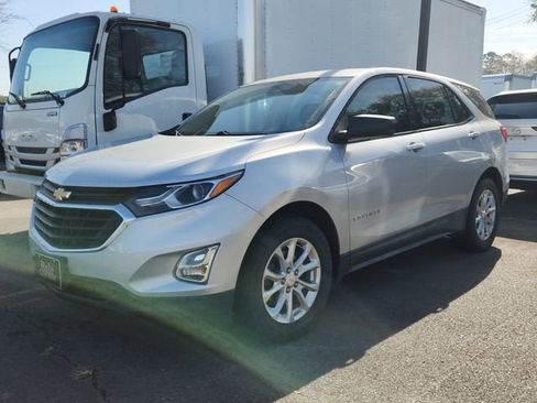 Used 2018 Chevrolet Equinox LS image 3
