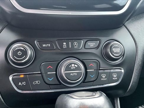 Used 2019 Jeep Cherokee Limited w/ Technology Group FWD image 34