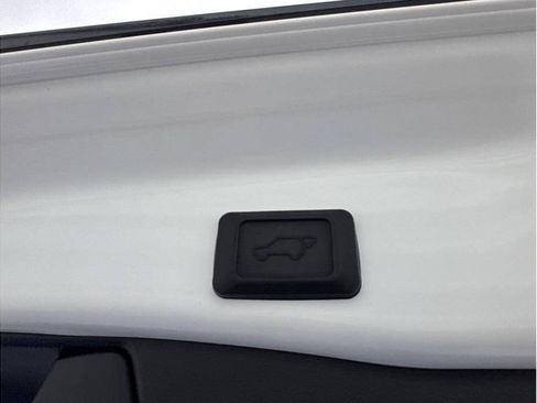 Used 2022 Toyota RAV4 SE w/ Weather & Moonroof Package AWD/4WD image 22