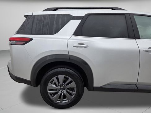 Used 2024 Nissan Pathfinder SV image 8