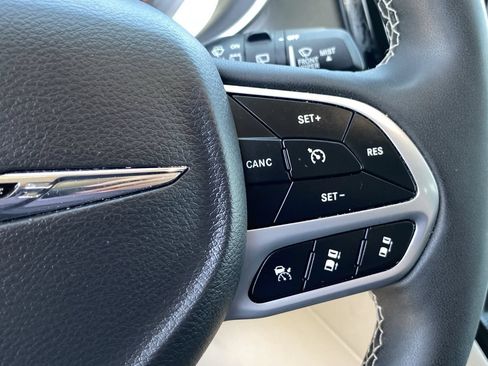 Used 2024 Chrysler Pacifica Touring-L FWD image 27
