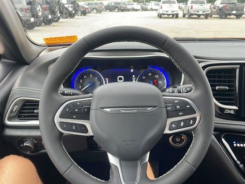 Used 2027 Chrysler Pacifica Select FWD image 9