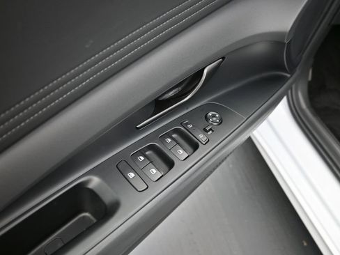 Certified 2025 Hyundai Elantra Sport image 17