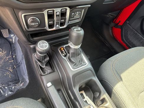 Used 2025 Jeep Wrangler Sahara image 31