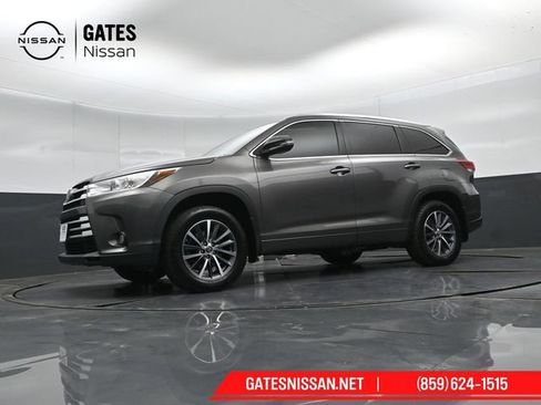 Used 2018 Toyota Highlander XLE AWD/4WD image 50