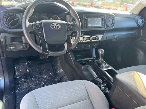 Used 2018 Toyota Tacoma SR image 10