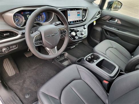 New 2026 Chrysler Pacifica Select image 18