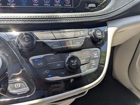Used 2020 Chrysler Pacifica Limited FWD image 16