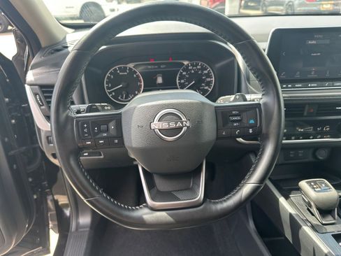 Used 2025 Nissan Rogue SV FWD image 30