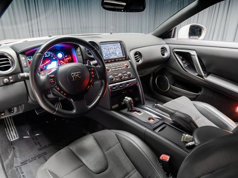 Used 2016 Nissan GT-R Premium AWD/4WD image 4