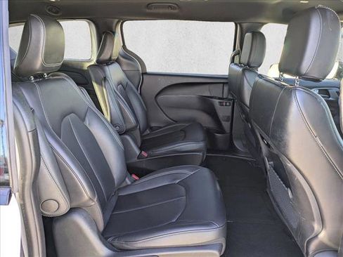 Used 2024 Chrysler Pacifica Limited image 20