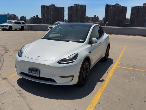 Used 2022 Tesla Model Y Long Range AWD/4WD image 1