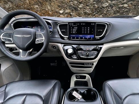 Used 2023 Chrysler Pacifica Touring-L image 14