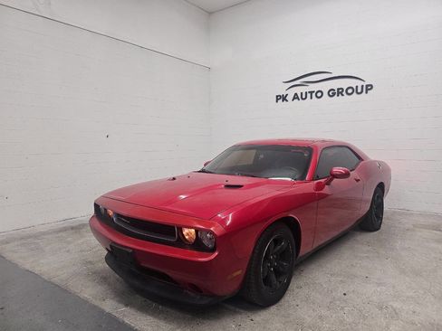 Used 2012 Dodge Challenger SXT image 2