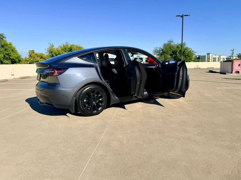 Used 2022 Tesla Model Y Long Range AWD/4WD image 33
